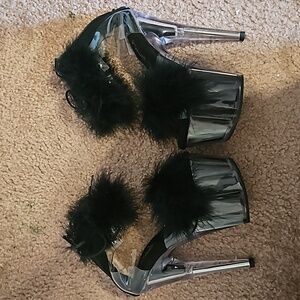 Size 6 never worn Pleasers